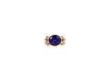 une bague en or sertie d'un saphir bleu et de deux diamants