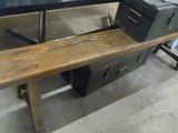 une table en bois sur laquelle se trouve une boîte noire