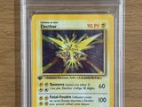 gros plan d'une carte pokemon sur une table