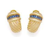 une paire de boucles d'oreilles en or jaune serties de saphirs bleus
