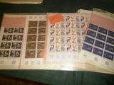 beaucoup de timbres posés sur une table, avec beaucoup d'autocollants