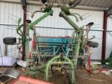 un tracteur garé dans un garage