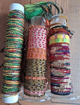 de nombreux types de bracelets exposés sur une table