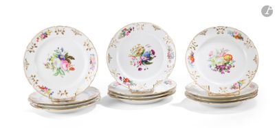 trois assiettes à motifs floraux sont empilées les unes sur les autres