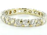 gros plan d'une bague en diamant sur une surface blanche