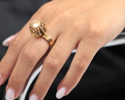 gros plan de la main d'une personne portant une bague