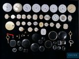 de nombreux types d'horloges exposés dans une vitrine