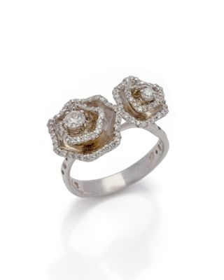 une bague en or blanc sertie d'un diamant en forme de rose