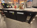 un bar avec plein de bouteilles sur le comptoir