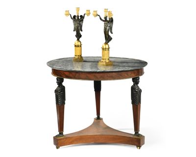 une image représentant une table sur laquelle sont posées deux bougies