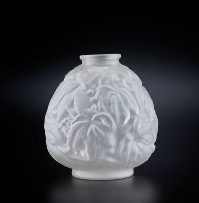 un vase en verre blanc orné d'un motif floral