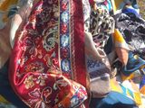 une femme allongée sur une couverture à la plage