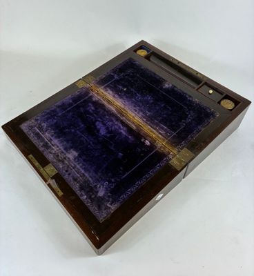 une image représentant un plateau en bois recouvert d'un tissu en velours violet