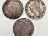 trois pièces d'argent britanniques, dont l'une est un souverain et l'autre est un souverain