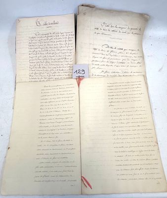 deux feuilles de papier usagé, couvertes d'écriture, posées sur une table