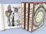 un livre ouvert sur lequel figure l'image d'un chevalier et d'un chat