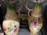 deux vases posés sur une étagère