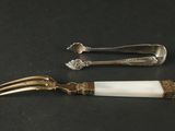 deux couverts sont posés sur une surface noire