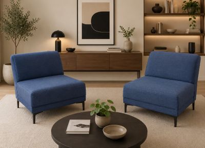 un salon avec deux fauteuils et une table basse