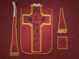 une photo représentant les vêtements liturgiques d'un prêtre et une croix