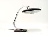 une lampe en noir et blanc posée sur une table
