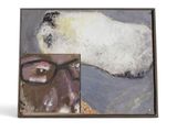 un tableau représentant un chien portant des lunettes et une photo d'un homme portant des lunettes