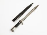 un couteau et un stylo posés sur une surface blanche