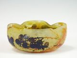 un bol jaune et bleu posé sur une surface blanche