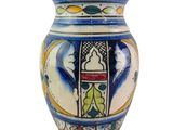 un vase bleu et blanc orné d'un motif