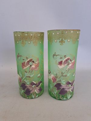 deux vases posés sur une table