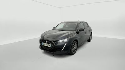 une voiture noire dans une pièce blanche sur fond blanc