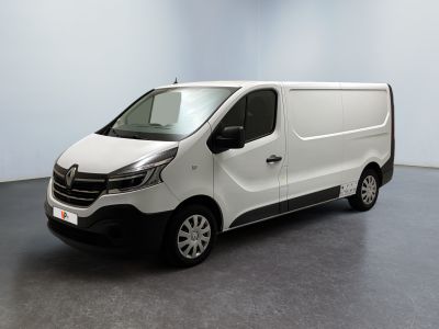 La camionnette blanche est garée dans la pièce vide de l'immeuble.