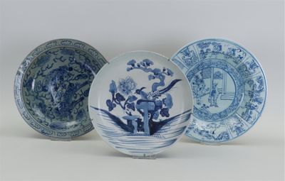 trois assiettes bleues et blanches ornées d'oiseaux et de fleurs
