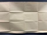un gros plan sur une feuille de papier accrochée au mur