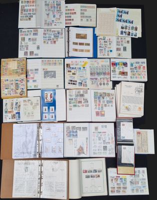de nombreux types de timbres différents sur les pages d'un livre
