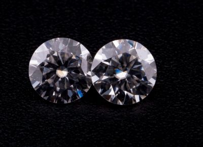 une paire de diamants de taille ronde sur un fond noir