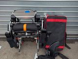 une valise rouge et noire et une chaise noire et rouge