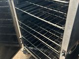un four ouvert contenant de nombreuses grilles remplies d'aliments