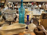 de nombreux objets en verre posés sur une table dans un magasin
