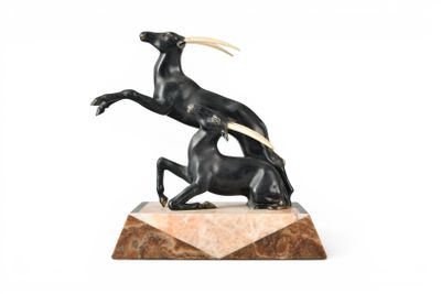 statue d'une chèvre noire posée sur un socle en marbre, sur fond blanc