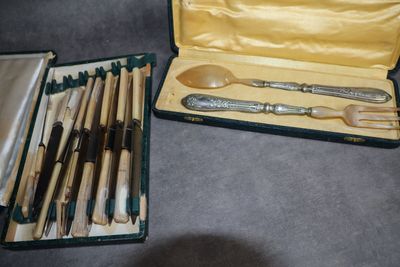 un coffret contenant un service d'argenterie