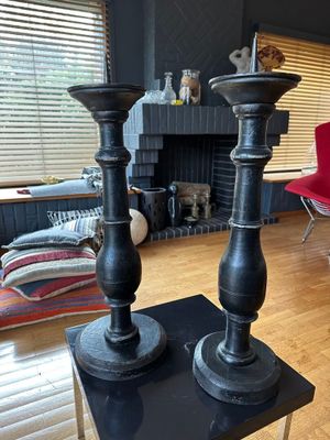 Paire de grands pique-cierges en bois tourné peint noir. - Photo 1