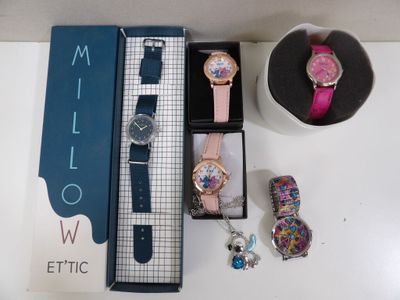 une boîte contenant une montre, un bracelet et d'autres objets, posée sur une table