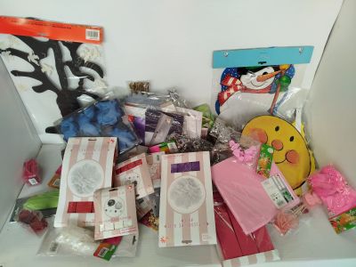 une boîte remplie de jouets et d'autres objets qui s'y trouvent