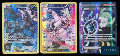 Trois cartes Pokémon différentes sont représentées sur un fond noir.