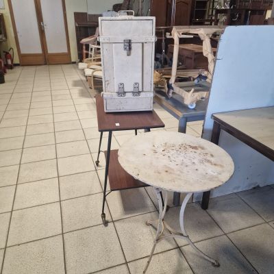 une petite table sur laquelle est posé un petit réfrigérateur
