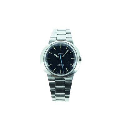 une montre en argent avec un cadran noir et une trotteuse bleue