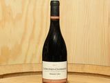 une bouteille de vin posée sur un tonneau