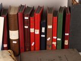 Les livres sont alignés sur une étagère à côté d'une bibliothèque.