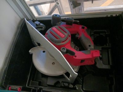 une photo d'un outil rouge et noir dans une boîte